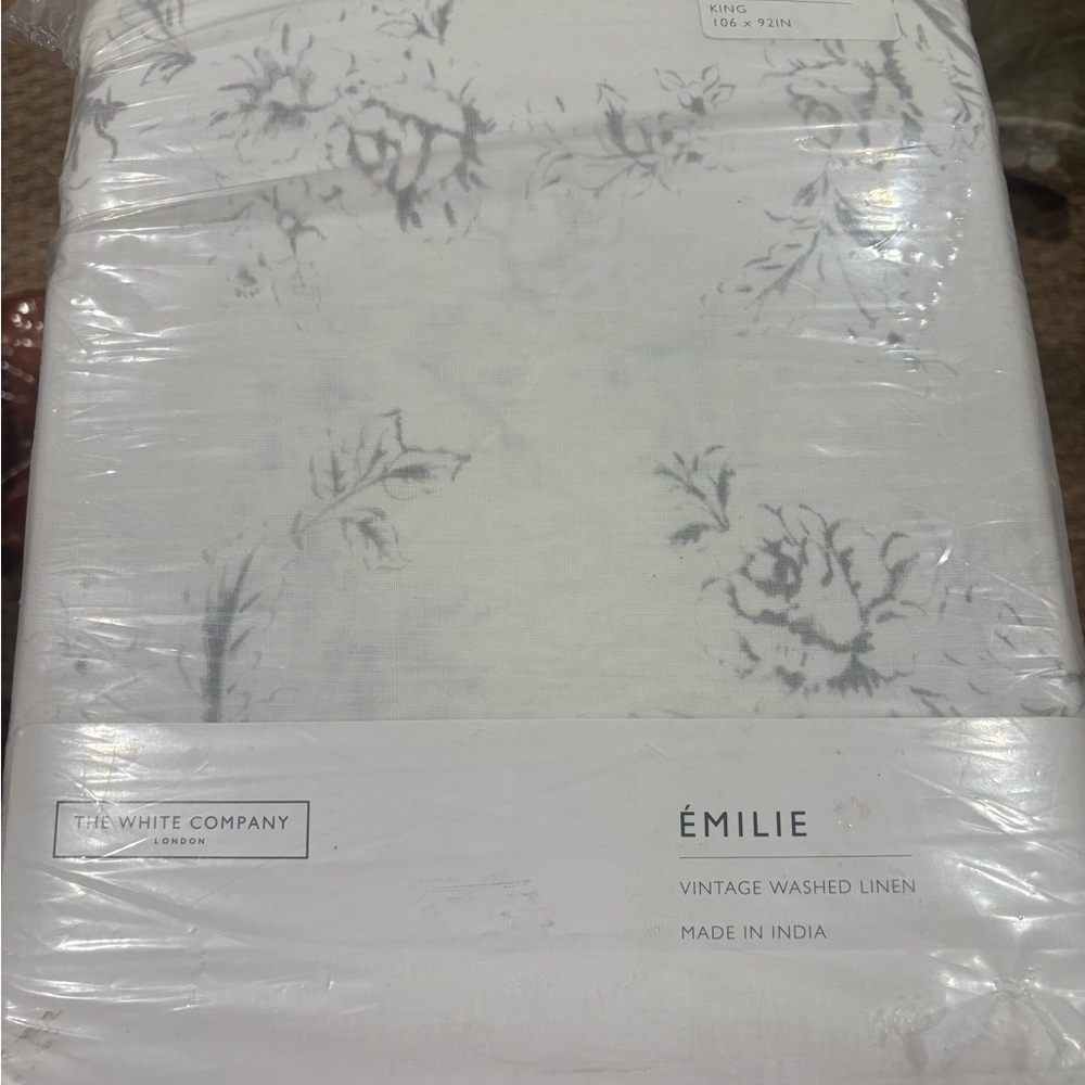 The White Company Émilie Floral Linen Duvet Cover in White and Gray- King Size